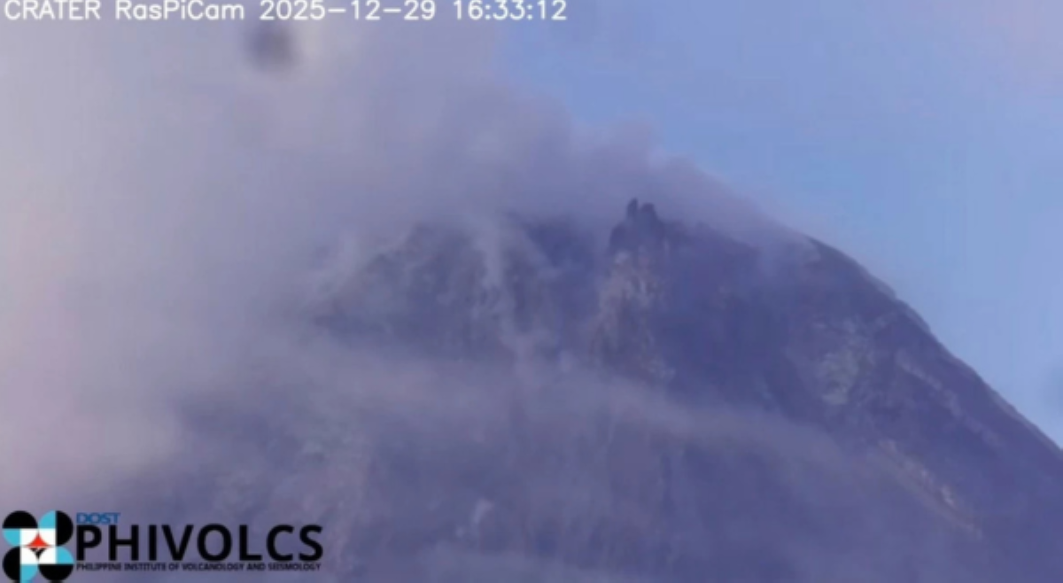 Unang pasabog sa 2026: Bulkang Mayon, nasa Alert Level 2!-Balita