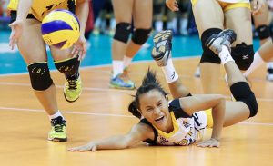 PASUBSOB na tinangkang ma-saved ni Ejiya Laure ng University of Santo Tomas an bola mula sa service play ng San Beda College sa isang tagpo ng kanilang laro kamakailan sa Shakey’s V-League Collegiate League sa Philsports Arena. RIO DELUVIO