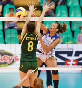 PUMUNTOS sa spike si Mich Morente ng Ateneo laban sa depensa ni  Maria Cayuna ng Far Eastern University sa unang set ng kanilang laban sa Shakey’s V League semifinals kamakailan sa Philsports Arena. (RIO DELUVIO)