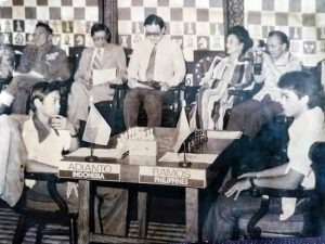 BAHAGI si Domingo Ramos sa Philippine Team na sumabak sa 1980 Asian Junior Chess Championship sa Baguio City. Sa larawan, nakaharap niya si Indonesian GM Utut Adianto. (PHOTO D. RAMOS)