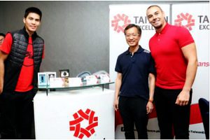 SENELYUHAN ni Taiwan Trade Center Manila Director Clement Chen (gitna) sa isinagawang media 3x3 basketball event ang pagiging Taiwan Excellence Ambassadors nina PBA players JC Intal (kaliwa) at Doug Kramer kamakailan sa SMX Convention Center, MOA Complex, Pasay City