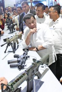 BEST DEFENSE Bumibisita si Pangulong Rodrigo Roa Duterte sa exhibits sa third series ng Defense, Security, and Crisis Management Exhibition and Conference ng Asian Defense & Security (ADAS) 2018 nitong Miyerkules.