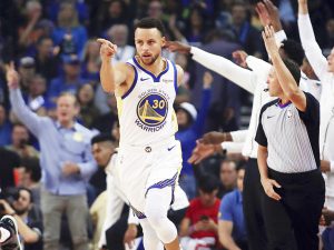 NAGDIWANG ang Warriors fans sa naisalpak na three-pointer ni two-time MVP Stepehn Curry. (AP)