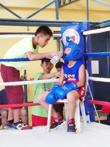 TUBIG MUNA! Binibigyan ng instruksyon ng coach ang batang fighter na nakikibahagi sa Philippine Sports Commission-Monthly Amateur Boxing competition sa Cebu City Sports Center Boxing Gym. Target ng PSC na makatuklas nang mga bagong talento na posibleng maisama sa national training pool sa hinaharap. (PSC PHOTO)