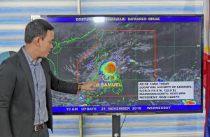 NAG-LANDFALL ANG ‘SAMUEL’ Ipinakikita kahapon ng weather forrcaster na si Ariel Rojas ang pagtama sa lupa ng bagyong ‘Samuel’ sa Barotac Nuevo, Iloilo, at ipinaliwanag ang lakas ng hangin at ulan nito, sa PAGASA sa Quezon City. (KEVIN TRISTAN ESPIRITU)