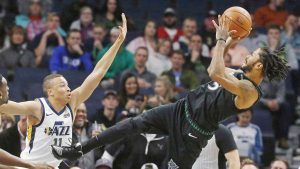 AbadHALOS nakahiga na sa ere si Derrick Rose para makaiskor sa depensa ng Utah Jazz. (AP)