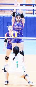 DEPENSA sa net ang inilatag ng Arellano University sa pagtatangka ng St. Benilde na makaiskor sa unang set ng kanilang laro sa NCAA women’s volleyball championship nitong Miyerkoles sa FilOil Center. (RIO DELUVIO)
