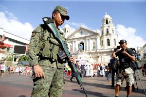 KAMI’NG BAHALA Aabot sa 2,000 sundalo ang sinimulan nang ipakalat kahapon sa labas ng Simbahan ng Quiapo sa Maynila, para bantayan ang kaligtasan ng mga deboto sa Traslacion, bukas.  (CZAR DANCEL)