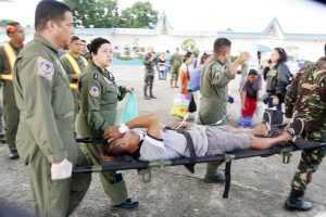 ‘DI NAKALIGTAS Gamit ng stretcher, inalalayan ng mga miyembro ng Philippine Air Force ang kanilang sugatang kasamahan, kasama ang iba pang biktima ng pagsabog sa Jolo, nang lumapag sa Edwin Andrews Air Base, lulan ng military C-295 transport plane, sa Zamboanga City, kahapon. (EPA-EFE/LAURENZ CASTILLO)