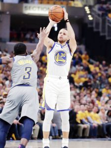 GINAWANG asintahan ni Golden State Warriors guard Stephen Curry si Indiana Pacers guard Aaron Holiday sa isang tagpo ng kanilang laro sa NBA. (AP)