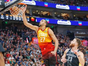 SINUNDAN na lamang ng tingin ni Blake Griffin ng Detroit Pistons ang umiskor sa dunk na si Ruby Gobert ng Utah Jazz sa isang tagpo ng kanilang laro sa NBA. (AP)