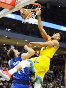 SABAY KA PA! Binuwag ni Milwaukee Bucks’ Giannis Antetokounmpo, nangungunang contender para sa MVP, ang depensa ng sumisikat na rookie na si Dallas Mavericks Luka Doncic sa kainitan ng kanilang duwelo sa NBA nitong Lunes. (AP)