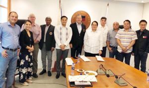 MASAYANG nagpakuha ng ‘groupie’ ang mga opisyal ng Federation International Polo, sa pangunguna ni Zone D President Peter Predevilla (ikaanim mula sa kanan), kasama sina UPPA Chairman Emeritus Rep. Mikee Romero (kalaiwa) at POC President Ricky Vargas matapos ang pagpupulong para opisyal na maisama ang Polo bilang ika-56 event ng 30th Southeast Asian Games na gaganapin sa Manila sa Nobyembre. Nakiisa sa pagdiriwang sina (mula sa kanan) POC Secretary-General Pato Gregorio, AirAsia executive Erick Arejola, Robert Bachmann at iba pang miyembro ng FIP.