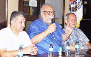 PALABAN na sinagot ni Philippine Volleyball Federation (PVF) President Edgardo ‘Tito Boy’ Cantada ang mga isyu na bumabalot sa volleyball, habang matamang nakikinig sina TOPS president Ed Andaya (kaliwa) at FESSAP Executive Vice President Dr. Robert Calo sa ‘Usapang Sports’ ng Tabloid Organization in Philippine Sports kahapon sa National Press Club sa Intramuros, Manila.