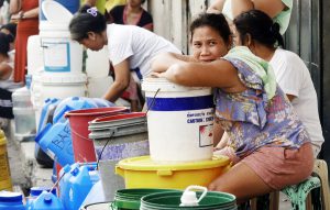 INIP NA Bitbit ang kani-kanilang balde at lagayan ng tubig, matiyagang hinihintay ng mga residente sa Mandaluyong City ang mga truck ng bumbero na nagrarasyon ng tubig sa lugar. Pinaalalahanan naman ng pamahalaan ang publiko na magtipid ng tubig dahil sa mababang supply dulot ng nararanasang El Nino. (EPA-EFE/FRANCIS R. MALASIG)
