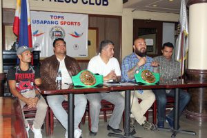 WBC MUAY! Nilinaw ni promoter Donny Elvina ng Sapaksi, Inc. (ikalawa mula sa kanan) ang ilang isyu hingil sa ilalargang Ultimate Muaythai Challenge (UFC) na sanctioned ng Games and Amusement Board at WBC Muay, habang nakikinig sina (mula sa kaliwa) fighter Fernando Venus, matchmaker Jek Ferrer, TOPS president Ed Andaya, at fighter Socratis Pasaol.