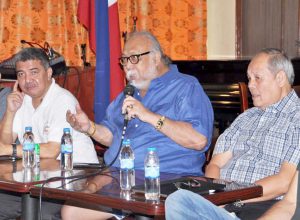 IGINIIT ni FESSAP Executive Vice President Robert Calo (kanan) ang kahandaan para magbuo ng delegasyon na isasabak sa World Universiade ngayong taon sa Italy sa kanyang pagbisita nitong Huwebes sa ‘Usapang Sports’ ng Tabloid Organization in Philippine Sports (TOPS) kasama sina PVF president Edgardo ‘Tito Boy’ Cantada (gitna) at TOPS prexy Ed Andaya.
