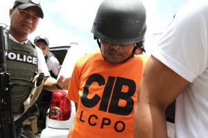 BINAGABAG NG KONSENSIYA Iniharap ni PNP Chief Director Gen. Oscar Albayalde si Renato Bayuban Llenes, 42, sa media matapos itong umamin sa pagpatay kay Christine Lee Silawan, sa headquarters ng Police Regional Office-7 sa Cebu City, ngayong Huwebes. (JUAN CARLO DE VELA)