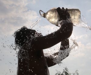 BEAT THE HEAT Gumamit ng water container ang lalaki sa paliligo sa Pasay City ngayong Lunes. (ALI VICOY)