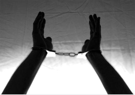 72-anyos, minolestiya ng utol