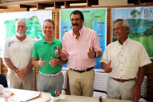 IBINIDA nina (mula sa kaliwa) John Cope, Senior Designer; Rick Gibson, President Dakak Golf Club;  Cesar Jalosjos, Chairman at Mark Gaston, Club Manager, ang pinakabagong golf course – Dakak Golf Club – na kagigiliwan ng turista at professional golfer sa pamosong Dakak Beach Resorts sa isinagawang media conference kahapon sa Manila Hotel.