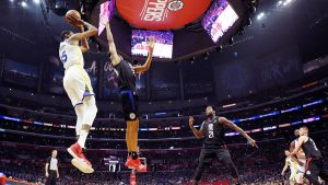 MATINDI ang outside shooting ni Kevin Durant laban sa LA Clippers. (AP)