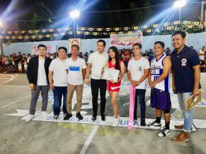 IPINAGKALOOB ni three-term incumbent Bulacan vice governor Daniel Fernando (ikaapat mula sa kaliwa) ang plaque sa itinanghal na ‘best muse’ sa ginanap na Sportsfest 2019: Bola Kontra Droga sa Brgy. Siling Matanda, Pandi, Bulacan.