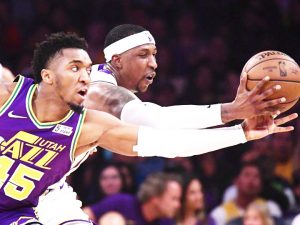 UNAHAN sa pagkuha sa bola sina Donovan Mitchell (kaliwa) ng Utah Jazz at Kentavious Caldwell-Pope ng Los Angeles Lakers sa kainitan ng kanilang laro nitong Linggo (Lunes sa Manila) sa NBA. AP
