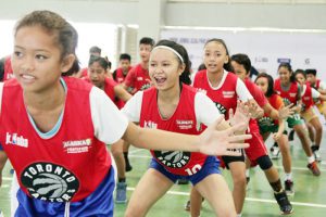 MASAYANG nakiisa ang mga batang babae sa drills na ipinagawa ng Jr, NBA Philippines sa mga kalahok sa ginanap na Mindanao leg kamakaialan sa Fr. Saturnino Urios University sa Butuan City.