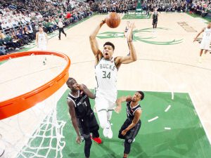 TINIK sa lalamunan ng Boston Celtics si All- Star forward Giannis Antetokounmpo sa kanilang second-round playoff duel kontra sa Milwaukee Bucks. Kapwa winalis ng Celtics at Bucks ang karibal sa first-round para maisaayos ang inaabangang duwelo sa Eastern Conference playoffs. (AP)
