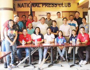 KUMPIYANSA ang Philippine Women’s Wheelchair basketball team, sa tulong ni Pagcor Vice President for Social Responsibility Jimmy Bondoc (ikalawa mula sa kanan, second row), na magiging parte ng delegasyon sa international tournament. Kasama ring nagbigay ng suporta ang dating actor at CBA founder Carlo Maceda at maybahay.