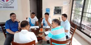 WORK, WORK! Kaagad na nagsagawa ng pagpupulong sina Philippine Sports Commission (PSC) Chairman William I. Ramirez (kaliwa) at PSC Commissioner Charles Raymond Maxey kina Davao Association of Catholic Schools (Dacs) Executive Director Jimmie Loe Dela Vega, Mindanao cluster head Ed Fernandez at mga opisyal ng PSC Mindanao Office matapos ang unang flag raising ceremony nitong Lunes sa bagong satellite office ng ahensiya sa Davao City.