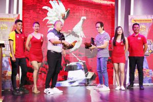 ISINAGAWA nina sabong guru Atong Ang at Eddie Bong Plaza ang tradisyunal na patuka sa mga manok hudyat sa pagsisimula ng 2019 Worlds Pitmasters Cup 9-Cup International Derby sa ginanap na media presentation kahapon sa Resorts World Manila. Nakatakda ang Pitmasters sa Abril 21-30.