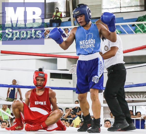 Inawat ng referee ang boxer ng Negros matapos makaiskor ng TKO sa boxing competition. (MB photo | Rio Deluvio)