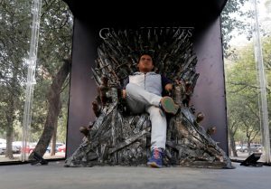 KAYA MO BANG MAG-LET GO? Nakaupo ang fan ng ‘Game of Thrones’ sa replica ng trono sa Mexico City. (REUTERS)