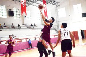 NAGAWANG makaiskor ng player ng Perpetual sa maaksiyon tagpo ng laro sa Fr.Martin Cup