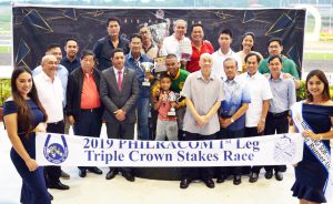 TINANGGAP nina Real Gold owners Butch Mamon, Robert Ramirez, Jing Javier at Joseph Dyhengco ng C&H Enterprise, kasama si jockey JPA Guce at anak ang championship trophy sa awarding ceremony matapos makopo ng Real Gold ang 1st leg ng prestihiyosong Triple Crown series. Nakiisa sa programa sina Philracom officials Chairman Andrew A. Sanchez, Commissioners Bienvenido Niles Jr., Dante Lantin at Lyndon Guce, gayundin sina Executive Director Andrew Rovie Buencamino, Chairman at CEO ng Manila Jockey Club Alfonso “Boy” Reyno, Jr., MJC racing manager Ding Magboo at Captain Mohammed Al Hashmi, racing manager ng The Royal Horse Racing Club of Muscat, Sultanate of Oman.