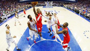 SINAGASA ni Kawhi Leonard ng Toronto Raptors ang depensa ng Philadelphia Sixers sa maaksiyong tagpo ng kanilang laro sa NBA nitong Linggo (Lunes sa Manila). Nagwagi ang Raptors. (AFP)