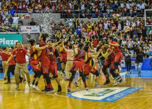 NAGDIWANG ang San Miguel Beermen matapos malusutan ang Magnolia Hotshots sa Game 7, 72-71, para makamit ang ikalimang sunod na Philippine Cup title. (KEVIN ESPIRITU)