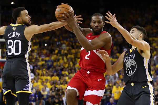 OAKLAND, CALIFORNIA - JUNE 07: Kawhi Leonard #2 of the Toronto Raptors drives to the basket against Stephen Curry #30 and Klay Thompson #11 of the Golden State Warriors in the second half during Game Four of the 2019 NBA Finals at ORACLE Arena on June 07, 2019 in Oakland, California. NOTE TO USER: User expressly acknowledges and agrees that, by downloading and or using this photograph, User is consenting to the terms and conditions of the Getty Images License Agreement.   Ezra Shaw/Getty Images/AFP