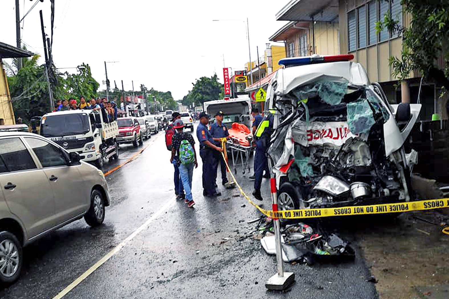Ambulansya vs truck: 3 patay, 3 sugatan