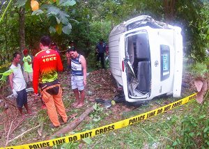 PUMALYA ANG PRENO Kinordonan ng mga tauhan ng Mambajao police station ang lugar kung saan bumaliktad ang isang van, na ikanamatay ng tatlong call center agent at ikinasugat ng 11 iba pa sa Camiguin, nitong Sabado. (CAMCER ORDONEZ IMAM)
