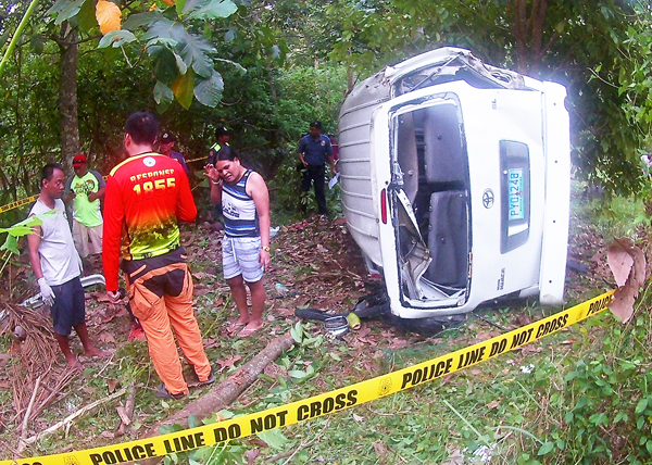 Van, naaksidente: 3 call agent dedo, 11 pa sugatan