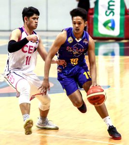 MATIKAS na dumepensa ang CEU Scorpions laban sa St. Clare sa krusyal na laro sa playoff ng D-League. Sumabak ang CEU na may pitong players bunsod nang pagkakasuspinde ng walong kasanga dulot ng game-fixing. (RIO DELUVIO)