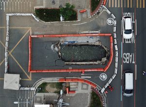 BINAKURAN Makikita sa aerial shot ang nababakuran ng plastic barriers na napinsalang bahagi ng Roxas Boulevard sa Maynila. (ALI VICOY)