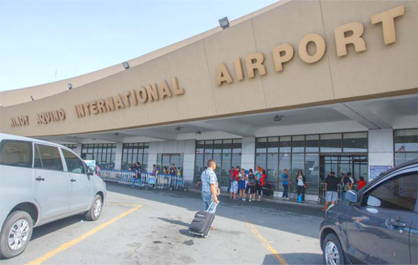 NAIA: 20 naabala sa pumalyang exit door