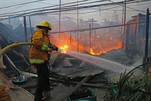 SIMOT Natupok ang nasa 500 bahay sa Bgy. Tipolo, Mandaue City, Cebu, ngayong Huwebes ng madaling araw. (JUAN CARLO DE VELA)