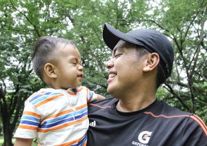 THE BEST SI TATAY Nakikipaglaro si Byron Ungson sa kanyang isang taong gulang niyang anak na si Anton Ungson sa University of the Philippines, Diliman. ALVIN KASIBAN, file