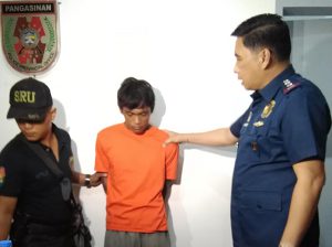 SUSPEK SA YOUTH MINISTER SLAY Iniharap kay Col. Redrico Maranan, Pangasinan provincial director, si Jeric Gonzalez, umano’y killer ng youth minister ng St. John Cathedral Church, sa Lingayen Provincial Police Office nitong Martes. (LIEZLE BASA IÑIGO)