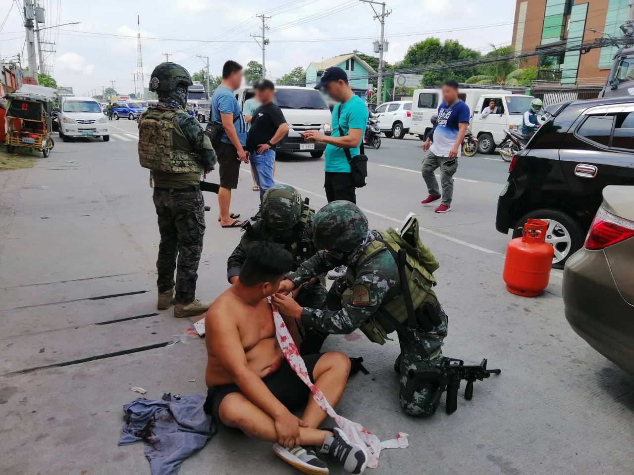 Pulis, sugatan sa mga kabaro